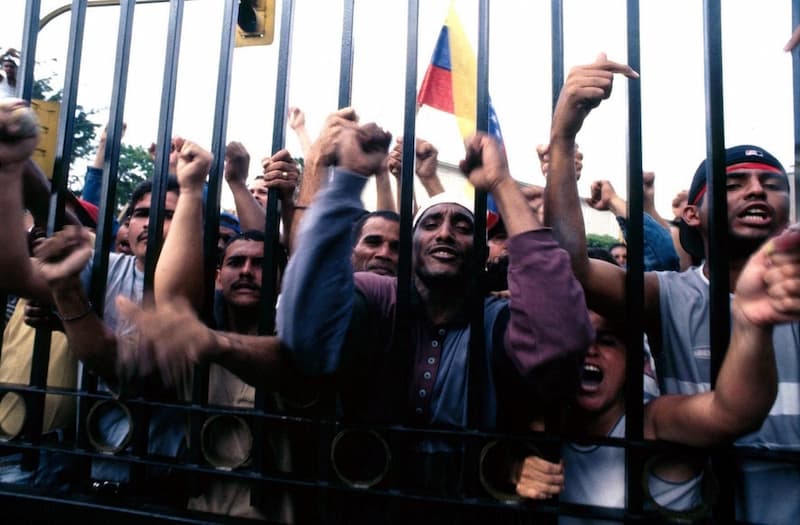 El 13 de abril el
pueblo se convirtió
para siempre en un
torrente de hombres
y mujeres que
marchan en respaldo
al ejército libertador
comandado por
Simón Bolívar, para
llenar todos los
abriles de alegría