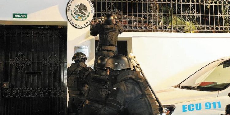 Las embajadas representan la soberanía de los países que las albergan y están protegidas por el principio de inviolabilidad consagrado en la Convención de Viena. Esta irrupción ilegal en la embajada de México en Quito constituye una clara violación de la soberanía mexicana y un desprecio absoluto por las normas internacionales