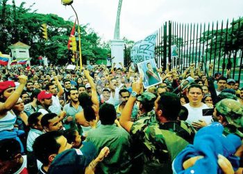 Cada 11 tiene su 13: Recordando agresiones a Venezuela 10 A causa del bloqueo, datos de la Organización de Países Exportadores de Petróleo OPEP nos muestran que PDVSA produjo 2,072 millones de barriles por día (bpd) en 2017, frente a los 2,373 millones bpd de 2016, lo que representó la pérdida de casi 300.000 bpd, pero a su vez una declinación de casi 800 mil barriles día en comparación con el cierre de 2015