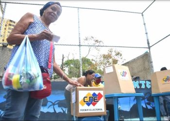 En Venezuela el pueblo no solo elige a los diputados y jefes de Estado de vez en cuando, sino que también participa directamente en el proceso político mediante debates sobre cuestiones clave