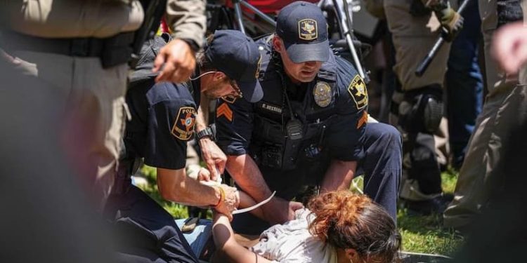 Los estudiantes en defensa de Gaza versus el Estado 1 Usar la keffiyeh en la ciudad de Nueva York es recordarte cada segundo que eres humano y que el sionismo no te vencerá. La bandera que ondeó tan alto aquel 17 de abril no es sólo la bandera del pueblo palestino, es la bandera de la humanidad