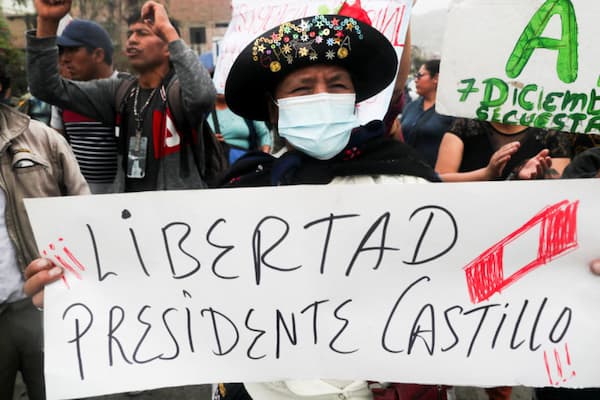 En Perú la corrupción
está institucionalizada
desde la constitución
fujimorista de 1993,
defendida por los
distintos factores que
controlan los poderes
ejecutivo, legislativo y
judicial en detrimento
de los sectores
populares