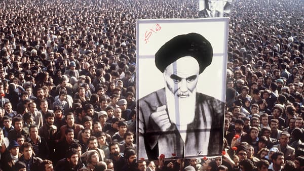 Sigue mermándose la hegemonía occidental 2 En 1979, apenas triunfó la revolución en la República Islámica de Irán, los activos de la nación persa fueron tomados por Washington, prohibió las importaciones de petróleo iraníes y congeló unos 11.000 millones de dólares en activos — unos 35 350 millones de dólares en la actualidad, teniendo en cuenta la inflación