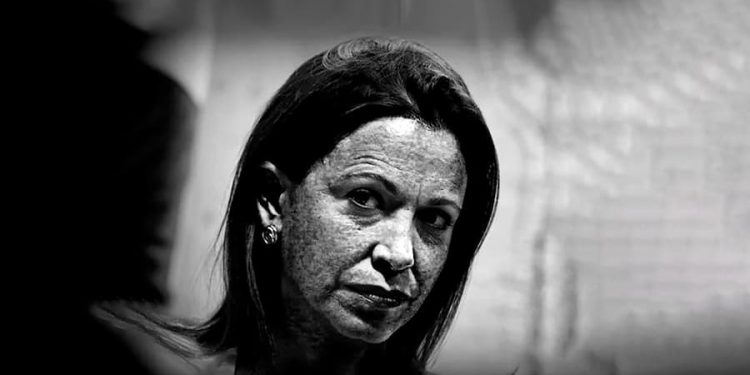 Machado recibió millones de dólares para entregarle PDVSA a Chevron 1 EE.UU. volver a relanzar en el presente la obsesión anticomunista; y tratar de construir personajes capaces de hacer atractivo un modelo capitalista en crisis sistémica, cuestionado por el surgimiento de un mundo multicéntrico y multipolar