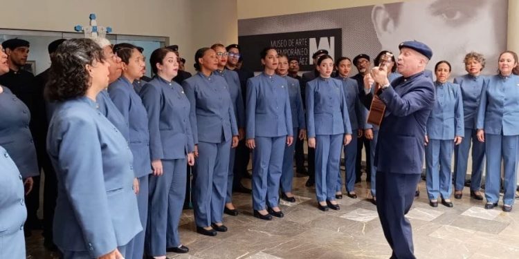 Velero mundo de azules boinas 1 La orquesta de voces contó y cantó la historia de un pescador de anclas que había navegado tantos mares que ya tenía redonda el alma, de tantos viajes; explicó cómo tiembla en la tierra la luz con una gota de breve rocío y dijo que sólo dura un segundo apenas