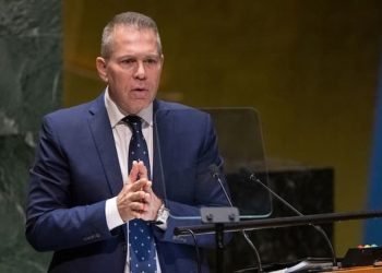 Casi 18 años después de aquel antológico discurso del Comandante Chávez, hoy también podemos decir que huele a azufre en esa misma tribuna, sobre todo después de que el pasado 10 de mayo Gilad Erdan, embajador de Israel ante la ONU, se presentase allí completamente indignado porque la Asamblea, por abrumadora mayoría, había aprobado una resolución para ampliar el estatus jurídico de Palestina como miembro de dicha organización