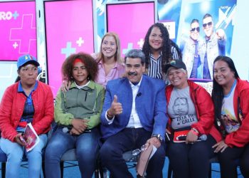 "El que quiera firmar que firme, y el que no quiera firmar por algo será; suena raro", afirmó Maduro