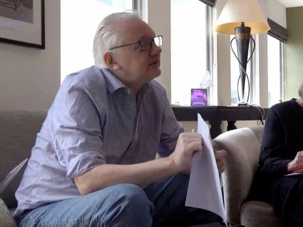"WikiLeaks publicó historias reveladoras de corrupción gubernamental y abusos contra los derechos humanos, responsabilizando a los poderosos por sus acciones. Como redactor jefe, Julian pagó severamente por estos principios y por el derecho de la gente a saber"