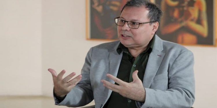 Derecha recorta financiamiento a la cultura, pero gastan millones en guerra cognitiva 1 Entre los estands de la Filven, encontramos el viceministro de Fomento de la Economía Cultural, reconocido intelectual y poeta, analista de medios