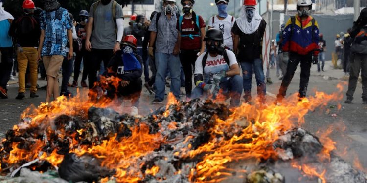 Para recordar en campaña 1 La reciente revelación de grupos paramilitares colombianos contactados por dirigentes opositores en pleno proceso de campaña electoral, da cuenta que la vía del atajo fuera de la Constitución continúa gravitando en las cabezas de un extremismo desesperado ante números que parecen evidenciar un estancamiento de sus apoyos populares
