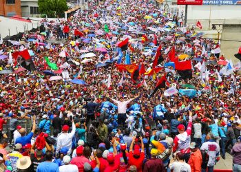 Nicolás Maduro puntea las encuestas 5 Según CMIDE 50.1, el candidato del PSUV tiene una altísima probabilidad de ganar con 53% de los votos; con una participación de 65%