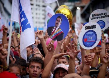 El chavista mira en silencio y no se engancha a discutir
