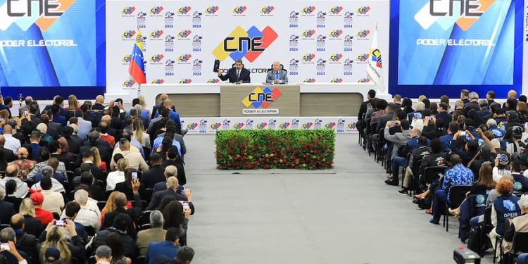 Venezuela con los ojos del mundo encima 1 La principal protagonista de este show, que repite un patrón ya visto anteriormente, es María Corina Machado, exdiputada proatlántica, incapacitada por planes golpistas, ansiosa por imponer el ultraliberalismo de Javier Milei