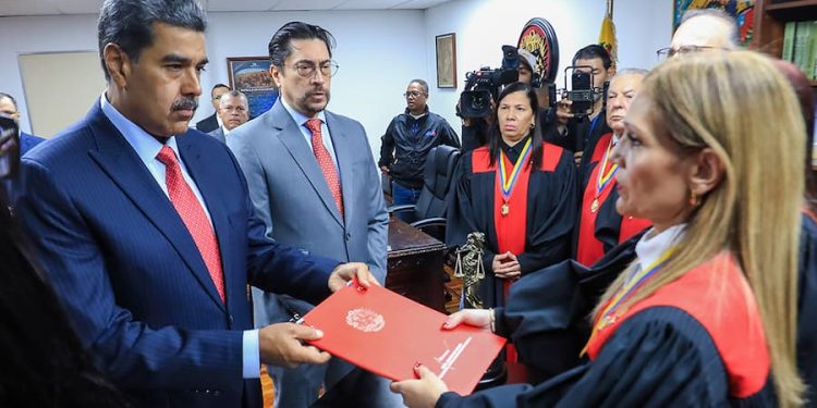 Nicolás Maduro: “Me someto a la justicia” 1 “El recurso es para que la Sala Electoral del TSJ se aboque a dirimir este ataque al proceso electoral y aclare todo lo que hay que aclarar (…) He apelado a la Constitución por la paz de Venezuela”