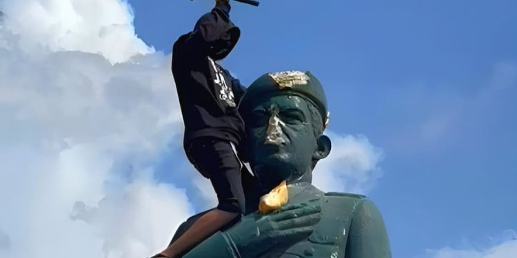 Ahora somos con espuelas 1 Mataron, quemaron un gallo pataruco y luego lo pintaron de pinto para colgarlo de un poste como un morboso acto simbólico de magnicidio