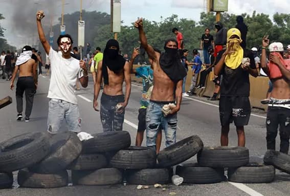 El rostro del fascismo 2 Pintar un mundo al revés presentando reconstrucciones plausibles, pero que no son ciertas. Éste es el objetivo de los aparatos de control ideológico y sus poderosos terminales en las grandes instituciones internacionales