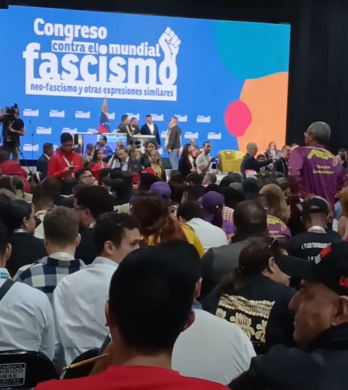 Nueva internacional contra el fascismo 2 El Congreso Antifascista rindió homenaje al sacrificio de Salvador Allende, a su posicionamiento antiimperialista, olvidado por los actuales gobernantes chilenos, que han vuelto a ponerse del lado de los opresores a pesar del aparente posicionamiento "de izquierda"