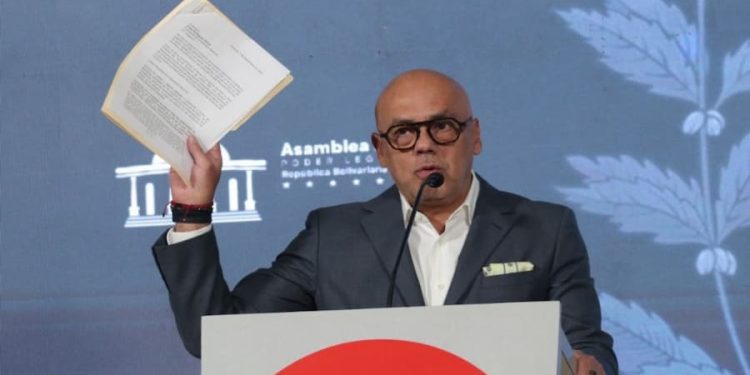 El presidente de la Asamblea Nacional, Jorge Rodríguez, leyó el original del documento donde el excandidato llegó a un acuerdo con el Ejecutivo de Venezuela