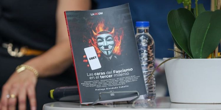 Cuanto más se globaliza el capital y no conoce fronteras, más fragmenta la producción, balcaniza territorios y cerebros y erige muros contra las interminables masas de seres humanos que huyen del hambre y la guerra. Una situación que hace urgente unir esfuerzos contra el enemigo común, superando vallas y fronteras