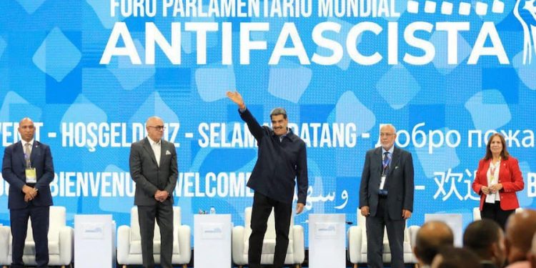 De una cumbre a otra bajo la sombra de Trump 1 Trump ha amenazado con una guerra comercial en el Viejo Continente, con proteccionismo y aumento de los aranceles, el debate sobre el "Nuevo Pacto Europeo de Competitividad" se ha complicado aún más