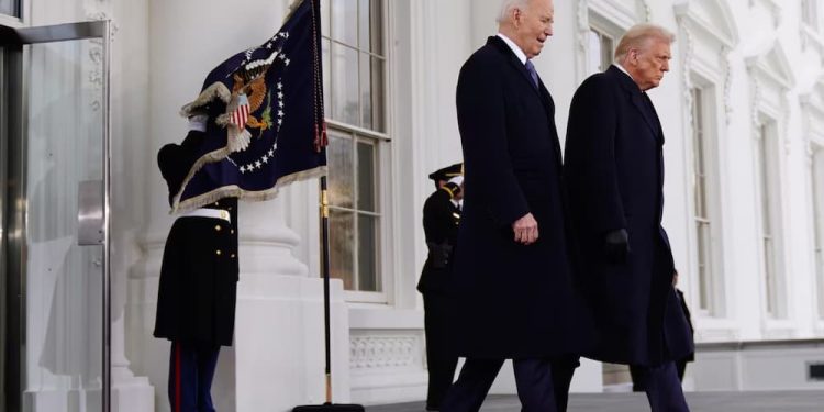 Trump ya recibió el primer revés 1 Trump firmó otra orden ejecutiva para evitar que se cierre, como estaba previsto, Tik Tok. La nueva orden le dice al fiscal general que se aplace el cierre, buscando negociar nuevos términos de esta plataforma que cuenta con la participación de 170 millones de estadounidenses