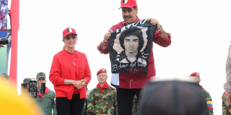 Cilia Flores, primera combatiente, y el presidente Nicolás Maduro, en la marcha en honor al 4 de febrero