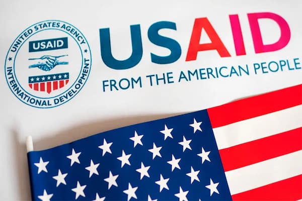 Trump ordenando la casa 2 Su Política de ("Make América Great Again") se está enfocando en proteger industrias nacionales y empleos estadounidenses, especialmente en sectores como la manufactura y el transporte, para revitalizar las economías locales