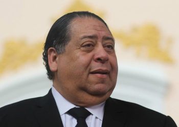 Se trata pues de sustituir en la democracia, los restos de la partidocracia y la plutocracia, profundizar en la fórmula de la democracia participativa y protagónica y entonces avanzar hacia la democracia popular y directa