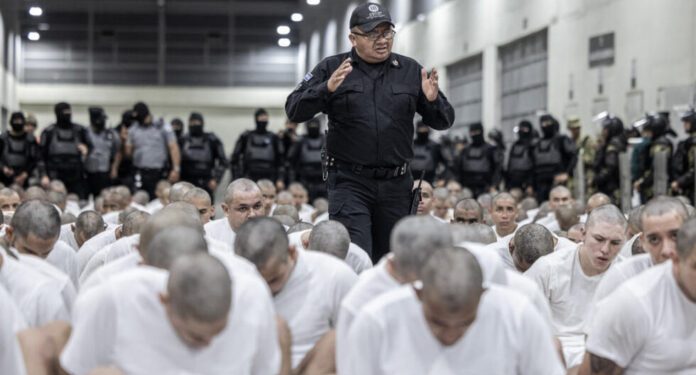 Trump y su administración quieren hacer creer que están expulsando a delincuentes. Es una operación mediática, demagógica, criminal, hipócrita, pero que juega con la vida y los derechos humanos de personas, de venezolanos que solamente, repito, fueron a buscar el “sueño americano” a ese país