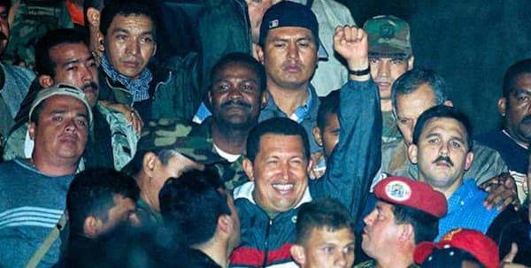 Todo 11 tiene su 13: abriles rebeldes 2 El 13 de abril de 2002, el pueblo revolucionario salió a las calles gritando "Chávez, amigo, el pueblo está contigo" y "Chávez no renunció, lo tienen secuestrado", bajo un silencio mediático intencional de los principales canales de televisión que se limitaron a transmitir comiquitas
