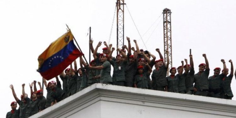 Todo 11 tiene su 13: abriles rebeldes 1 A mediados del año 2001 Chávez aprobó 49 decretos que no fueron del agrado de Washington, entre éstos la Ley Orgánica de Hidrocarburos con la que se incrementaba al 30% la tributación de las transnacionales en las actividades de extracción petrolífera, y fijaba en el 51% la participación mínima del Estado en sociedades mixtas