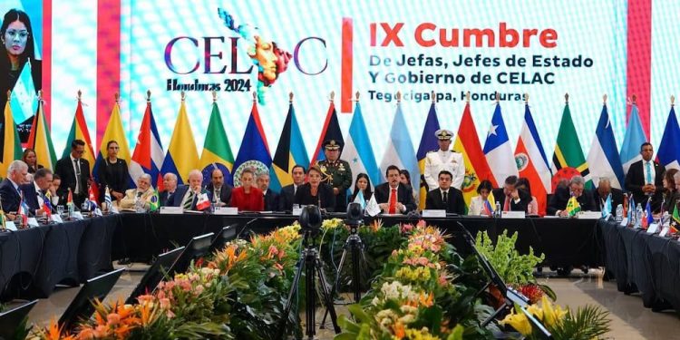 Caminos hacia la unidad en tiempos de Trump 1 “Un poderoso bloque de voces y acciones comunes, unidas en la diversidad”. Durante la IX Cumbre de la CELAC, que concluyó en Honduras, el presidente Maduro definió así la Comunidad de Estados Americanos y Caribeños, integrada por 33 países de América, con excepción de Estados Unidos y Canadá