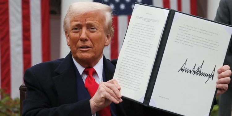 Se le complica la situación a Trump 1 Se han venido sucediendo una serie de enfrentamientos , acusaciones, descalificaciones. Trump no la tiene tan fácil. Las individualidades, las instituciones, los países, se cansan de su malcriadez y empiezan a tomar medidas, a reagruparse