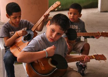 El cuatro venezolano toma protagonismo en Caracas con exposición artística y musical