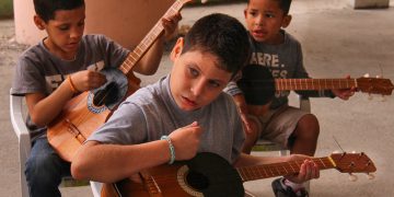El cuatro venezolano toma protagonismo en Caracas con exposición artística y musical