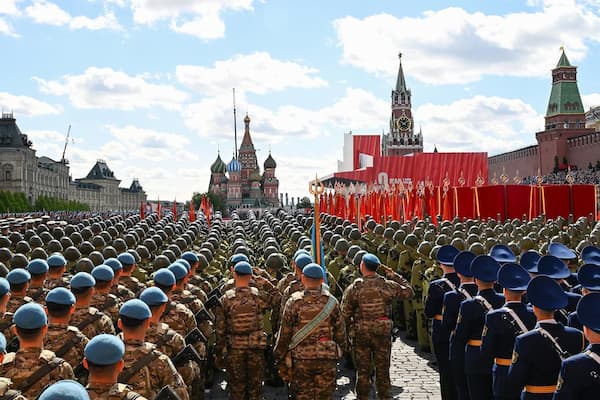 Este 9 de mayo, en Rusia ha permanecido un pilar de la identidad nacional. Una conmemoración no ritual, particularmente sentida en este nuevo año de guerra contra el avance de los nuevos fascismos al soldo de la OTAN y de la UE en las fronteras 