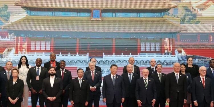 Superando viento y lluvia, creciendo hacia el sol 1 Tenemos la confianza de que, independientemente de las vicisitudes internacionales y sean cuales sean las interferencias externas que puedan surgir, el árbol de la amistad entre China y ALC dará más frutos en beneficio de todos los países