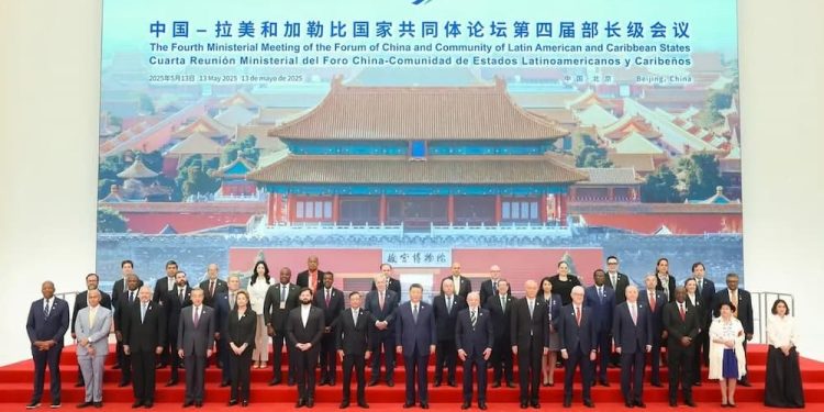 Construir juntos la comunidad de Futuro 1 Ambas partes hemos sido bien firmes en salvaguardar el sistema internacional centrado en la ONU, defender el multilateralismo basado en la coordinación y la cooperación, rechazar categóricamente la interferencia en los asuntos internos de otros países, y oponernos al hegemonismo y la política de la fuerza