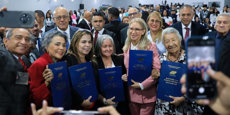 Elecciones 25M: Chavismo triunfa y la derecha echa chispas 1 El pueblo venezolano está celebrando los resultados del 25 de mayo, no como una simple victoria electoral; sino por su significado histórico, basado en las ideas de Bolívar y Chávez en cuanto a la independencia y la soberanía nacional