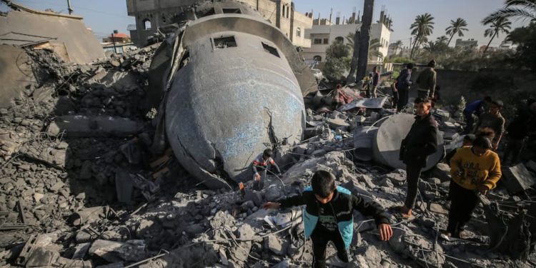 Gaza, a pesar de toda la muerte y la destrucción, está redefiniendo a la humanidad. Le recuerda al mundo que el coraje no necesita ejércitos, que la dignidad no puede ser bombardeada y que la resistencia no es solo un acto político, sino un acto existencial