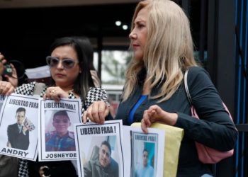 Familiares de venezolanos secuestrados llegan a El Salvador y exigen a Bukele una “prueba de vida” 1 Familiares de venezolanos secuestrados llegan a El Salvador y exigen a Bukele una “prueba de vida”