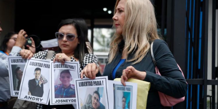 Familiares de venezolanos secuestrados llegan a El Salvador y exigen a Bukele una “prueba de vida”