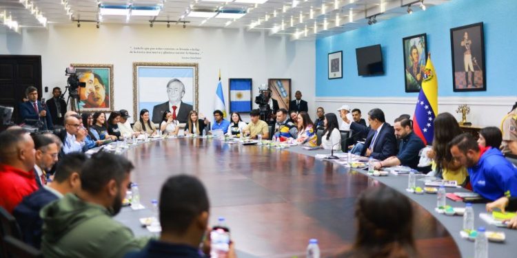 Presidente Maduro se reúne con el Estado Mayor de la Juventud para impulsar proyectos comunitarios 1 Presidente Maduro se reúne con el Estado Mayor de la Juventud para impulsar proyectos comunitarios