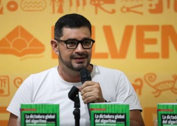 "La Dictadura Global del Algoritmo: Una Batalla por la Humanidad" llegó a la FILVEN 2025 5 «La Dictadura Global del Algoritmo: Una Batalla por la Humanidad» llegó a la FILVEN 2025