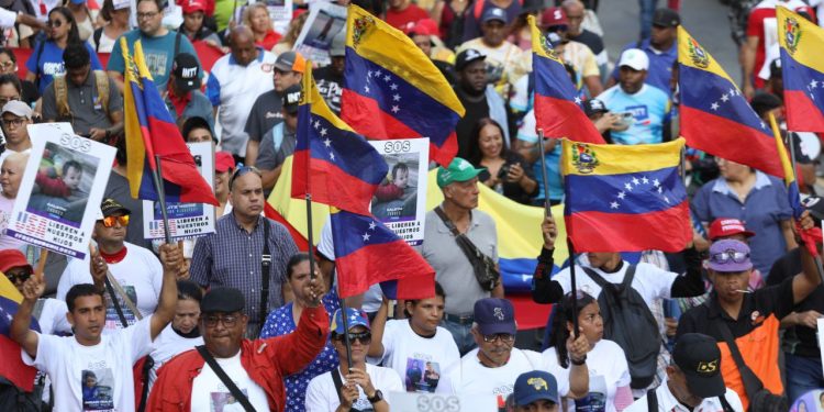 Miles de venezolanos marcharon en Caracas para exigir la liberación de niños retenidos en EE.UU. 1 Miles de venezolanos marcharon en Caracas para exigir la liberación de niños retenidos en EE.UU.