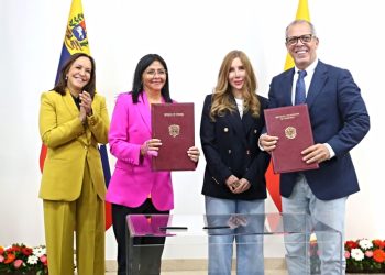 Venezuela y Colombia firman memorándum para crear Zona Económica Especial de Paz