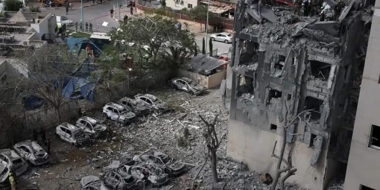 Geopolítica en Tormenta: Suspendidos en el ojo del huracán 1 Impera una relativa calma en el centro de la tormenta, donde los vientos son más débiles y el clima es más despejado, en contraste con las fuertes tormentas que lo rodean