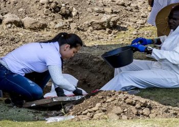 Hallan en Colombia fosa común con cuerpos de líderes sociales y religiosos