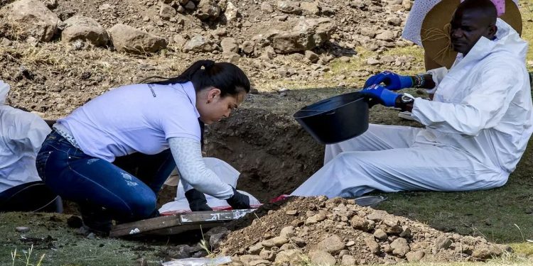 Hallan en Colombia fosa común con cuerpos de líderes sociales y religiosos 1 Hallan en Colombia fosa común con cuerpos de líderes sociales y religiosos