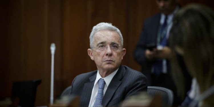 Justicia colombiana impone prisión domiciliaria a Álvaro Uribe Vélez por soborno y fraude procesal 1 Justicia colombiana impone prisión domiciliaria a Álvaro Uribe Vélez por soborno y fraude procesal